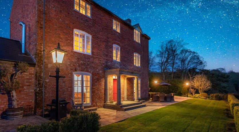 Photo of 5 Bed in Bettws Cedewain