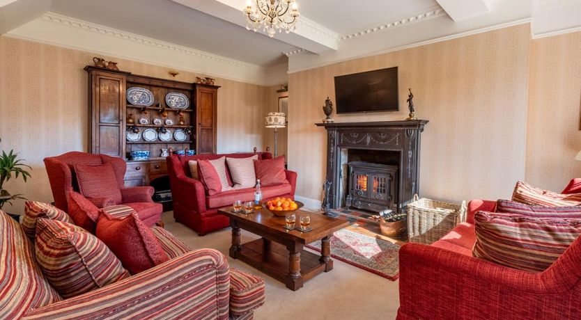 Photo of 5 Bed in Bettws Cedewain