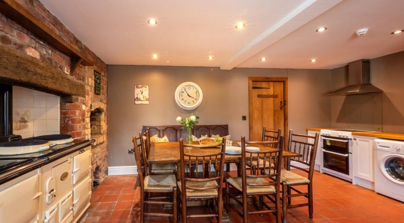 Photo of 5 Bed in Bettws Cedewain