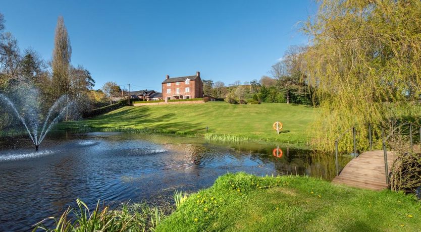Photo of 5 Bed in Bettws Cedewain