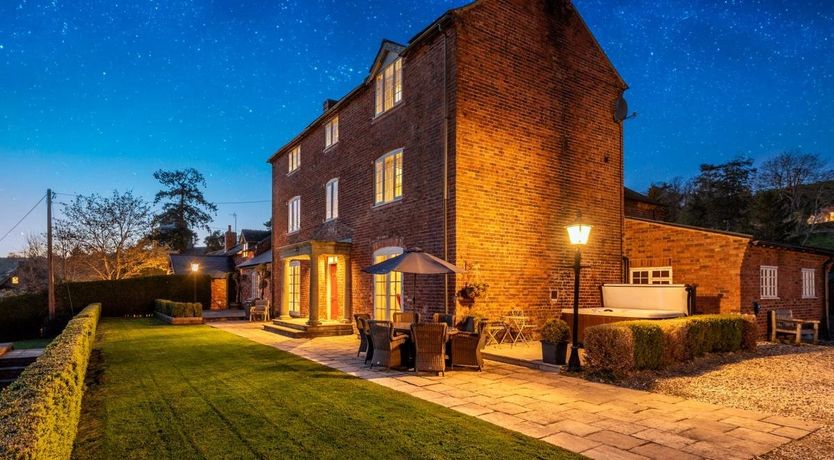 Photo of 5 Bed in Bettws Cedewain