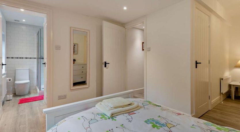 Photo of 4 Bed in Harmans Cross