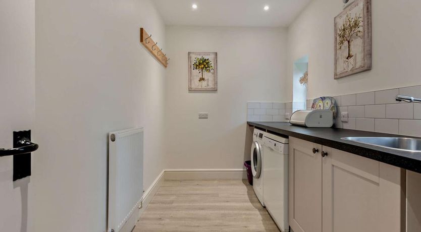 Photo of 4 Bed in Harmans Cross