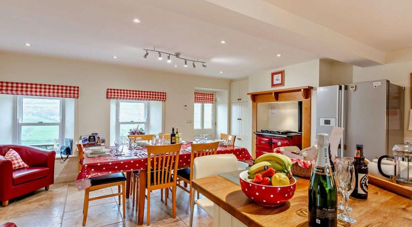 Photo of 4 Bed in Low Row