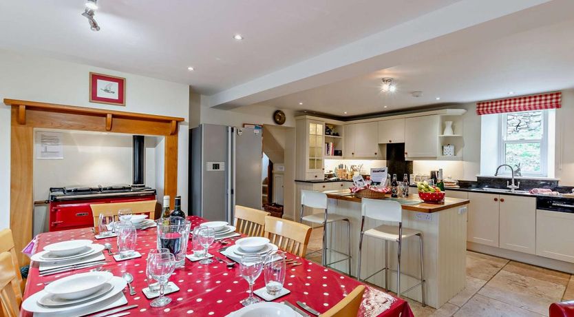 Photo of 4 Bed in Low Row