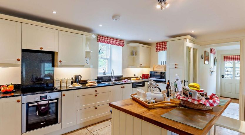 Photo of 4 Bed in Low Row