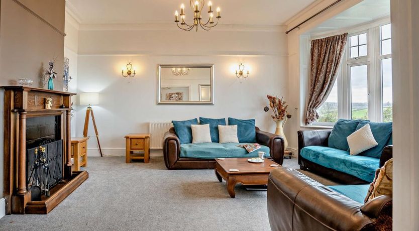 Photo of 6 Bed in Llwyncelyn