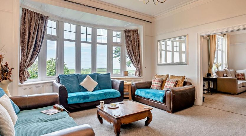 Photo of 6 Bed in Llwyncelyn