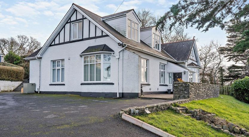 Photo of 6 Bed in Llwyncelyn