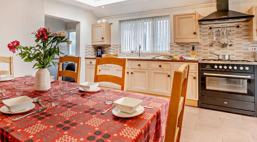 Photo of 6 Bed in Llwyncelyn