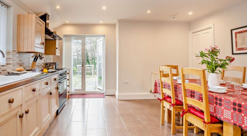 Photo of 6 Bed in Llwyncelyn