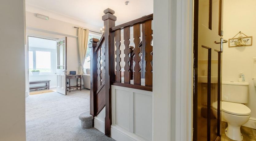 Photo of 6 Bed in Llwyncelyn