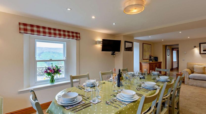 Photo of 4 Bed in Low Row