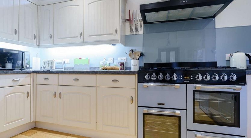 Photo of 3 Bed in Robin Hood's Bay 0.5 mls SW