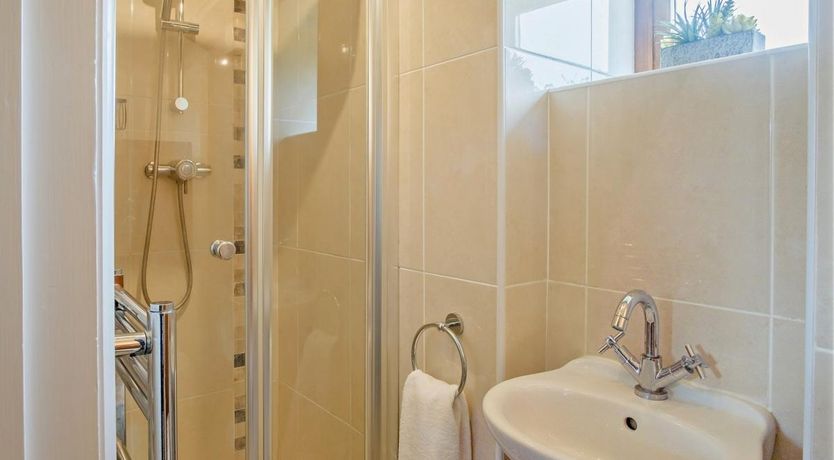 Photo of 3 Bed in Shorwell