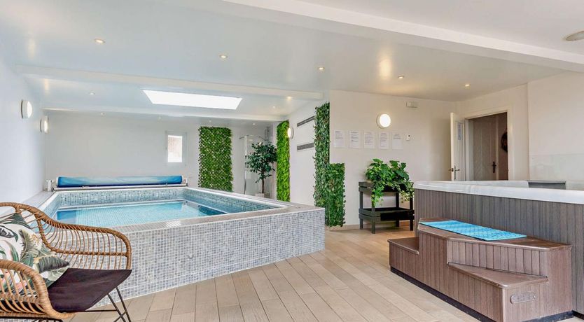 Photo of 5 Bed in Bexhill-on-Sea