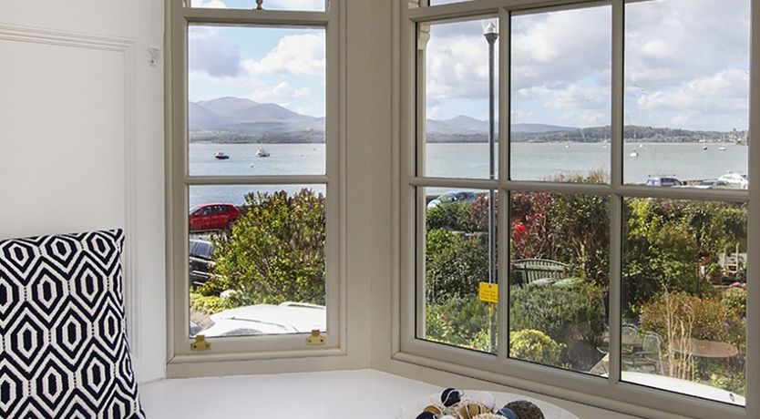 Photo of Tri Raglan Mawr