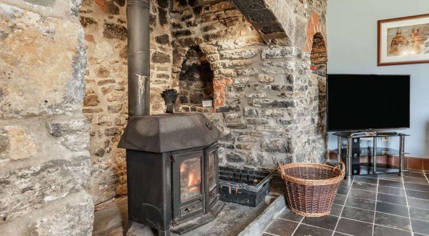 Photo of 6 Bed in Lower Nash