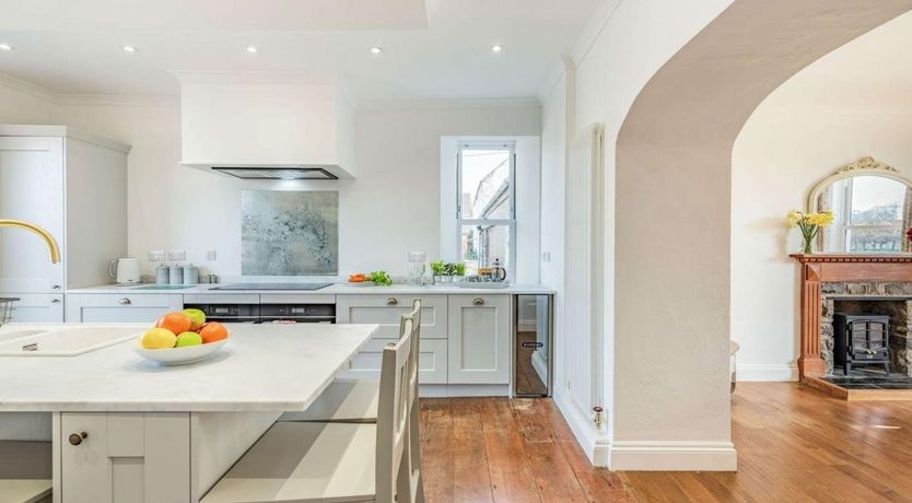 Photo of 6 Bed in Lower Nash