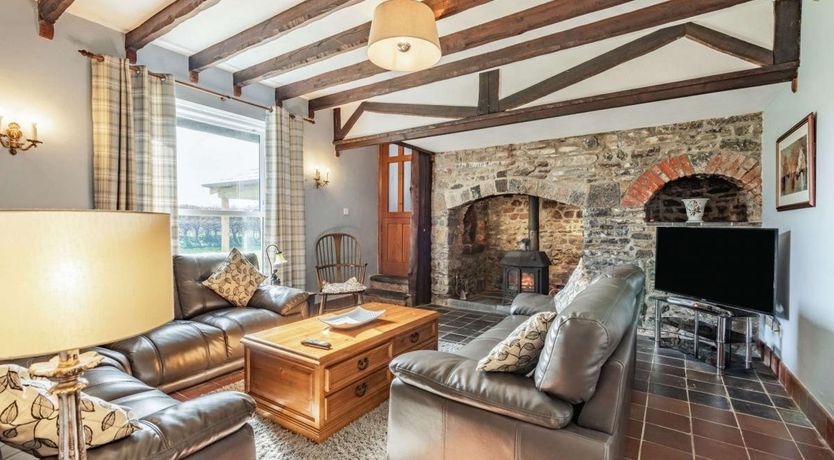 Photo of 6 Bed in Lower Nash