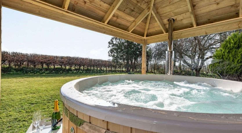 Photo of 6 Bed in Lower Nash