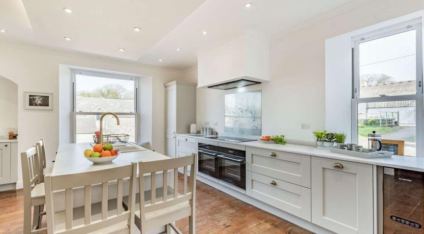 Photo of 6 Bed in Lower Nash