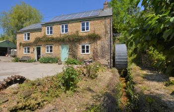 in West Milton (DC113) Holiday Cottage