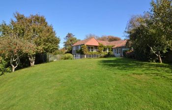 in Charmouth (DC100) Holiday Cottage