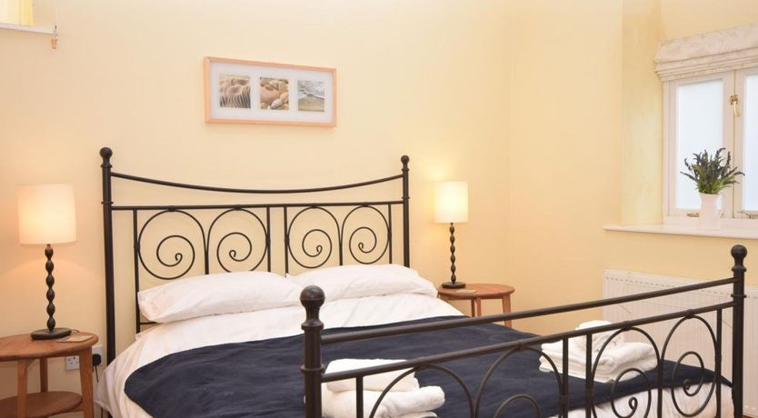 Photo of 2 Bed in Higher Clovelly