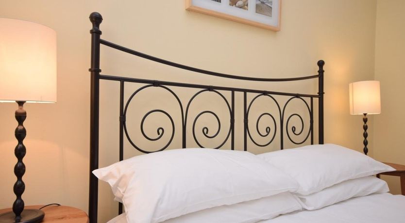 Photo of 2 Bed in Higher Clovelly