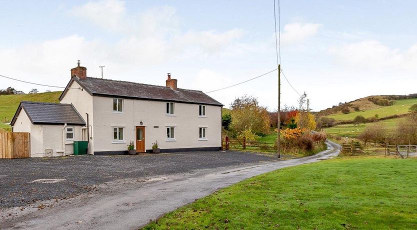 Photo of 3 Bed in Llaithddu