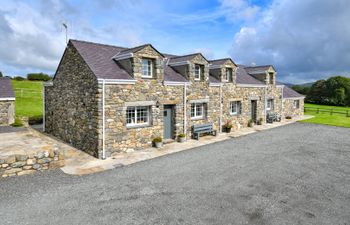 Llys Bach Holiday Cottage