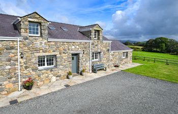 Llys Mawr Holiday Cottage