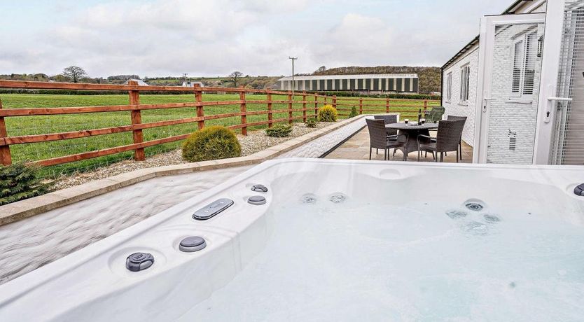 Photo of 2 Bed in Mydroilyn