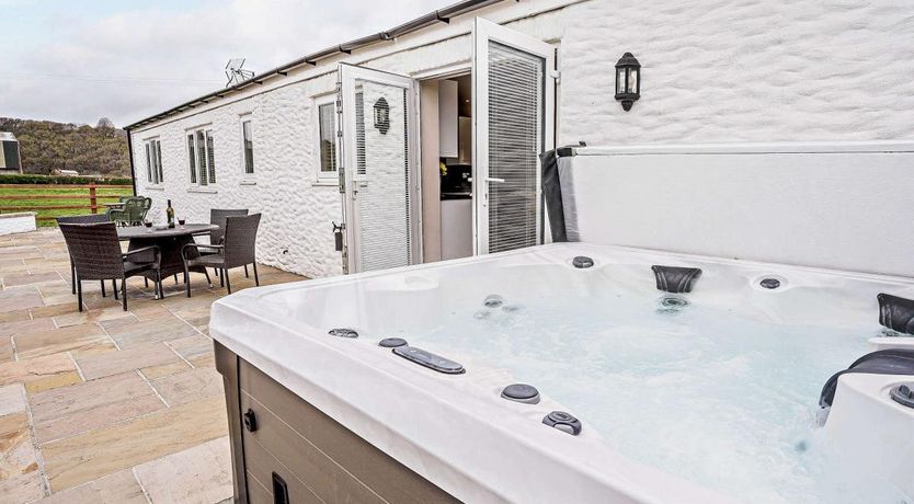 Photo of 2 Bed in Mydroilyn