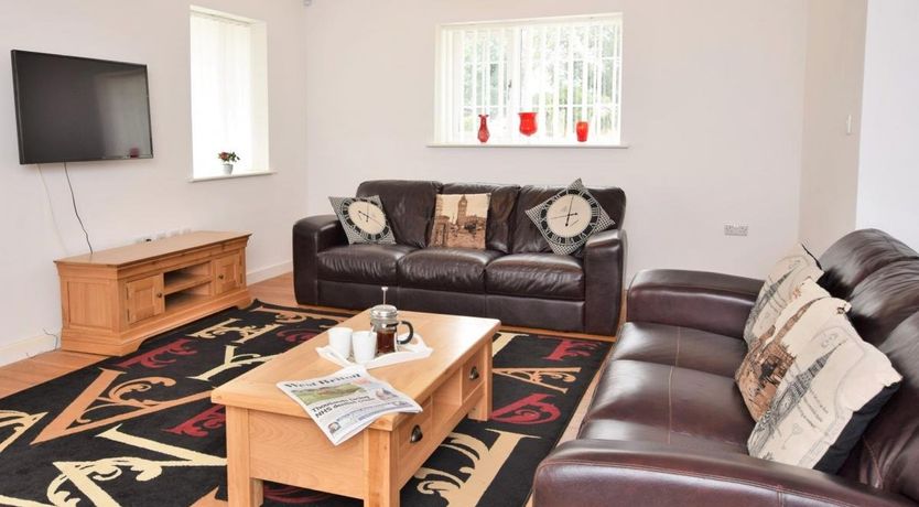 Photo of 5 Bed in St. Newlyn East