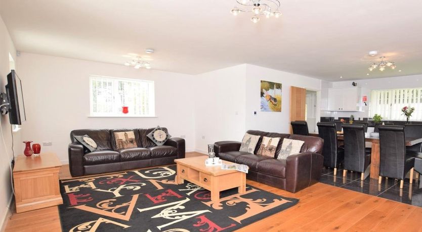 Photo of 5 Bed in St. Newlyn East