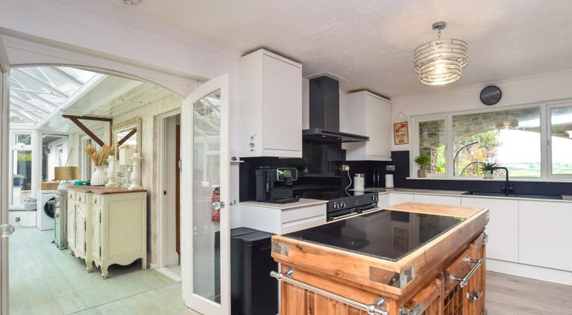 Photo of 6 Bed in Buckland Brewer