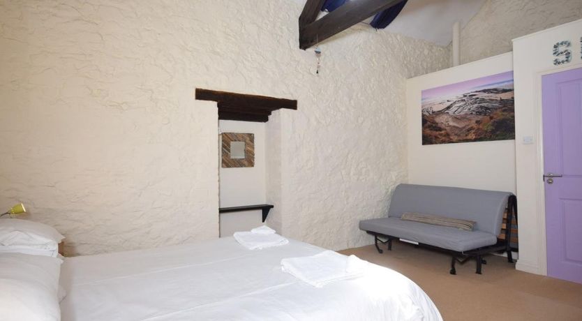 Photo of 2 Bed in Higher Clovelly