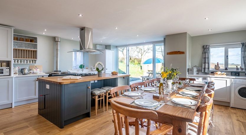 Photo of in Milton Damerel (77663)