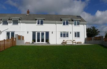 Llanelen Farm, Sleeps 4 Holiday Cottage