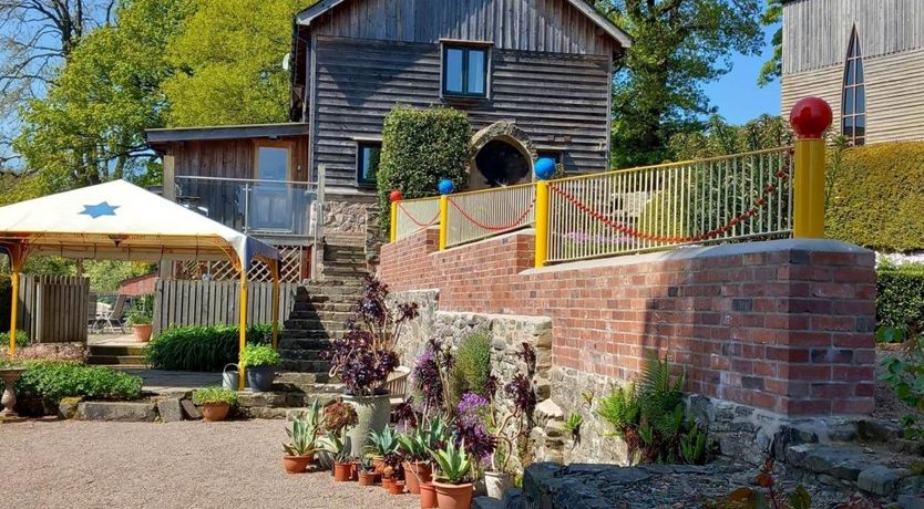 Photo of 4 Bed in Dolfor