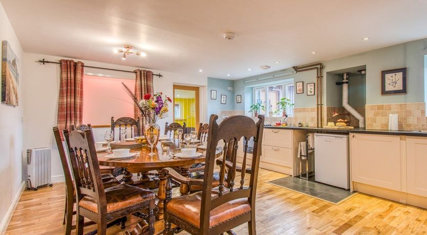 Photo of 4 Bed in Dolfor