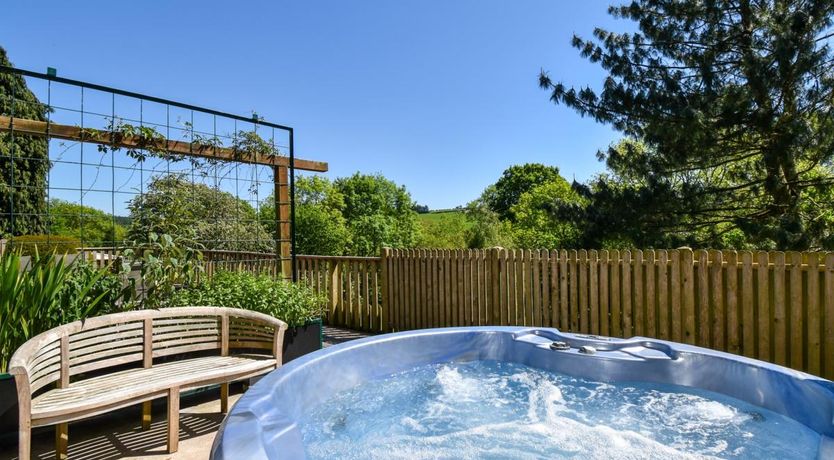 Photo of 4 Bed in Dolfor