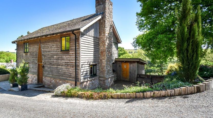 Photo of 4 Bed in Dolfor