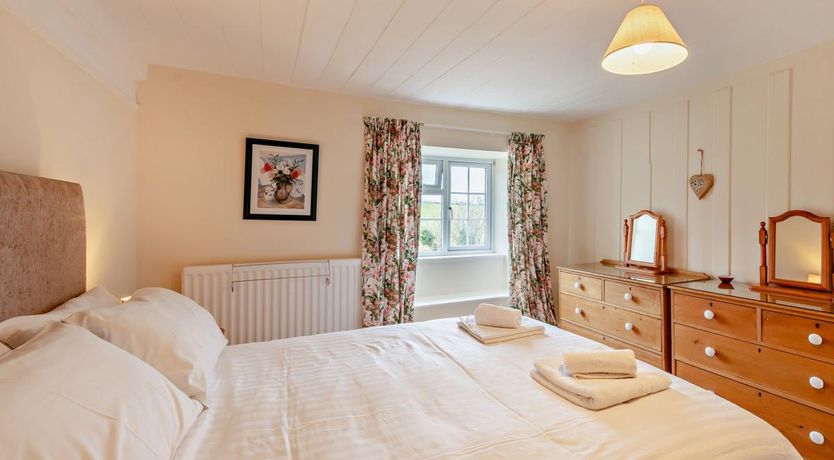 Photo of 6 Bed in Wembury