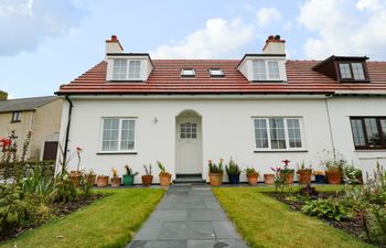 One Dolfor Holiday Cottage