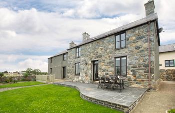 Tyddyn Du Holiday Cottage