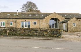 Photo of lower-rookes-farm-barn-cottage