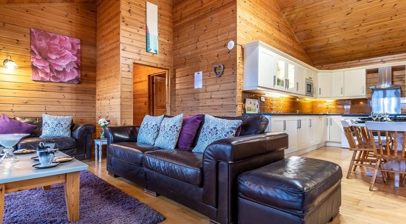 Photo of 4 Bed in Higher Clovelly